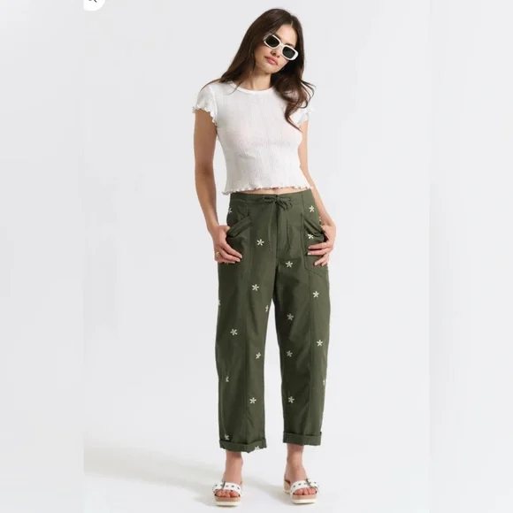 NWT DAZE DENIM Petite Villa Pant in Bronze Green Daisy - Picture 1 of 10